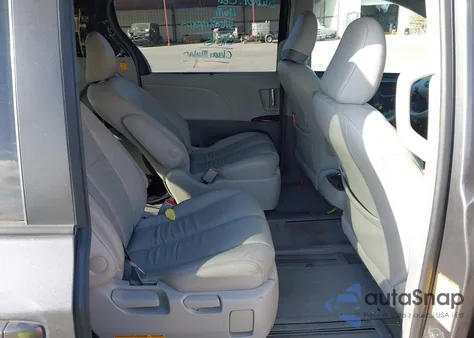 2011 Toyota Sienna Xle z USA, uszkodzony, nr VIN 5TDDK3DC6BS019301